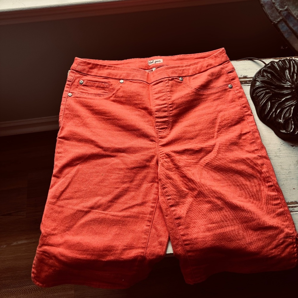Tribal Jeans Pull on CORAL bermuda shorts. Size 8.. LIKE NEW.